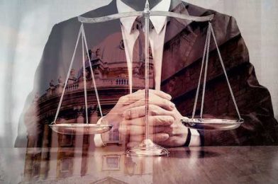 Qué trabajo realizan los abogados en la sociedad actual