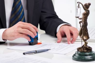 Cuatro de los principales trabajos que realizan los estudios notariales y jurídicos