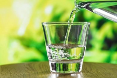 Qué beneficios tiene tomar agua purificada