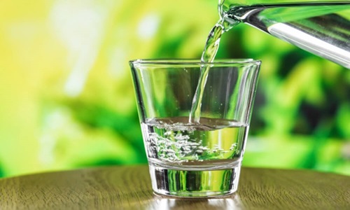beneficios de tomar agua purificada