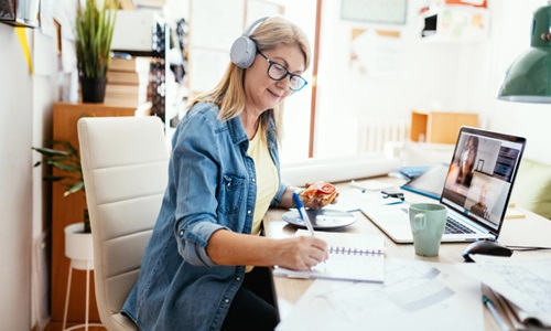 Qué son los trabajos remotos y por qué están revolucionando el mercado laboral.