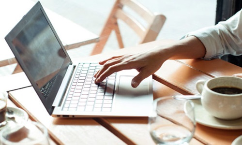 Cómo encontrar tu primer empleo remoto: plataformas y consejos.